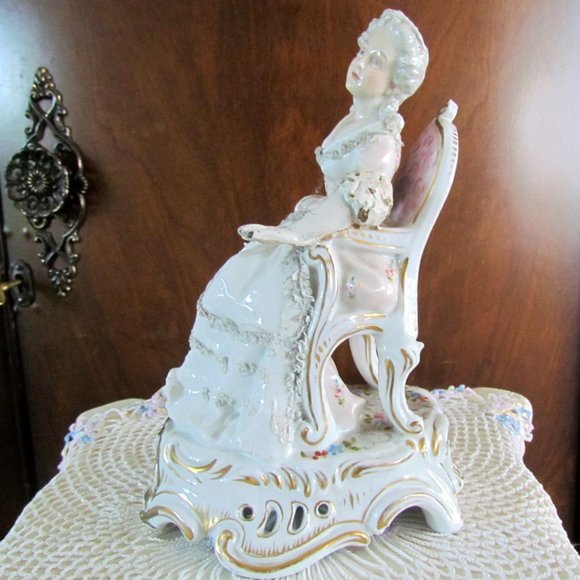 PLAUE PORCELAIN FIGURINE, SEATED LADY, GEORGIAN STYLE GOWN & CHAIR, GERMANY - Picture 7 of 16